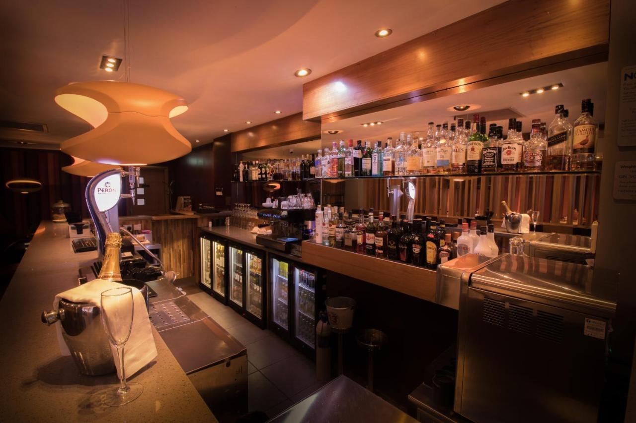 The Continental Hotel, Heathrow Хаунслоу Экстерьер фото