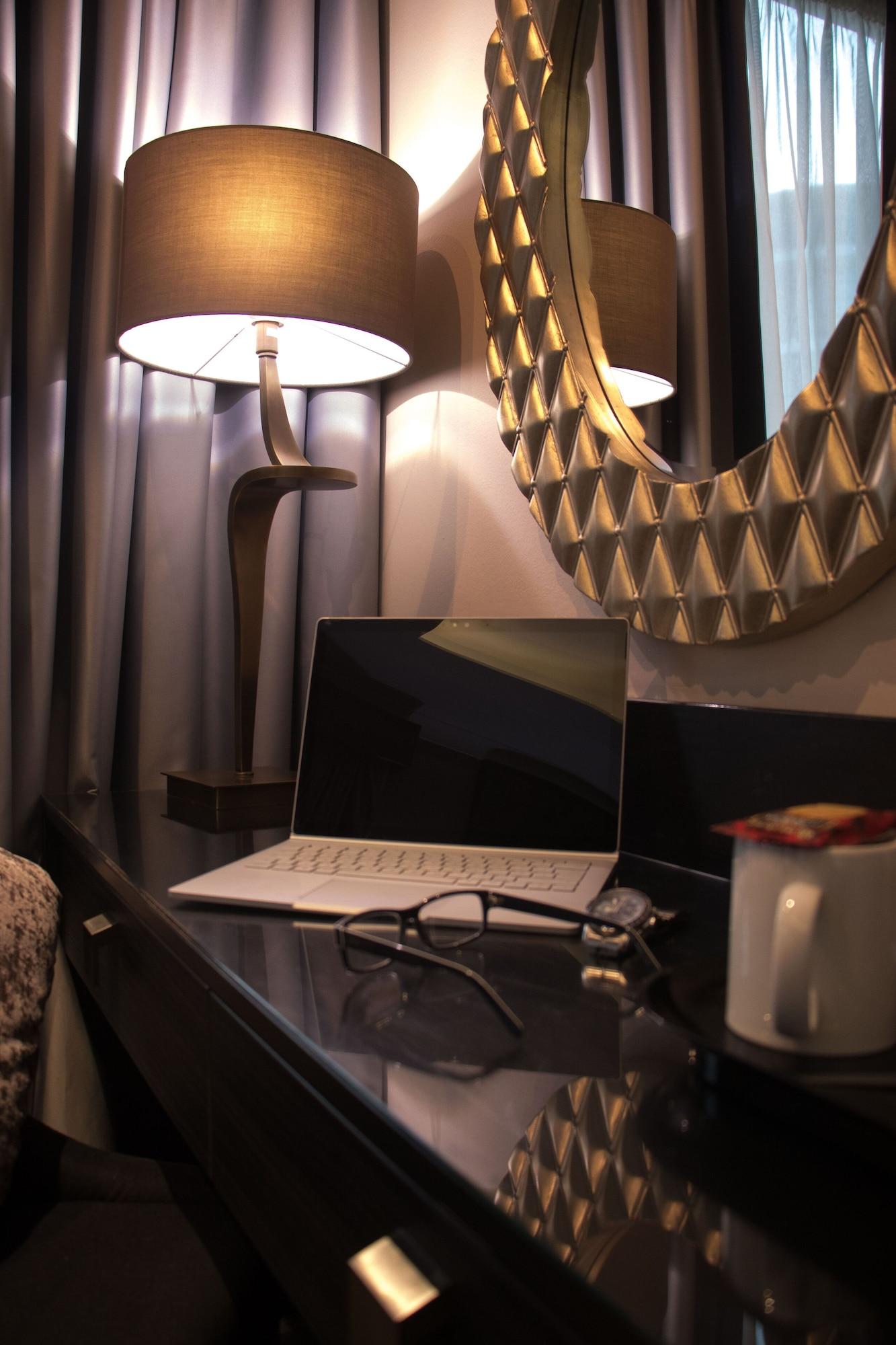 The Continental Hotel, Heathrow Хаунслоу Экстерьер фото